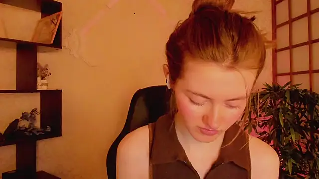 Snapshot of KateCuddle chatting on 13, 3, 2025 KateCuddle online show from 13, 3, 2025