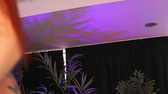 HotSkinnyX online show from 17, 2, 2025