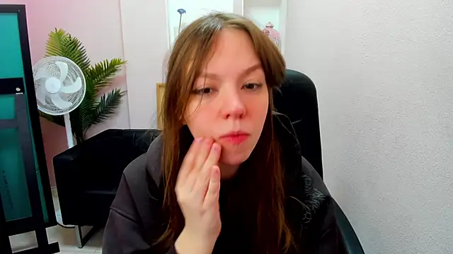 Snapshot of Persephoni chatting on 2, 3, 2025 Persephoni online show from 2, 3, 2025