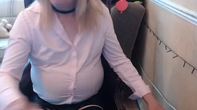 cuminmyknickers online show from 11, 4, 2026