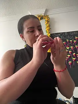 Snapshot of Abril_Luv chatting on 1, 10, 2025 Abril Luv online show from 1, 10, 2025