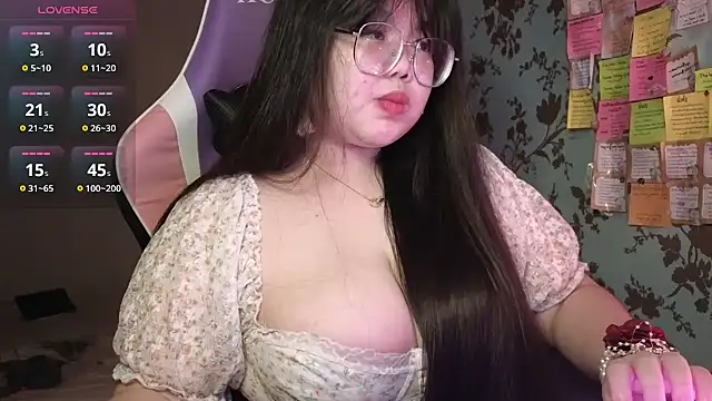 Snapshot of ANNELIESE_ chatting on 6, 12, 2024 ANNELIESE online show from 6, 12, 2024