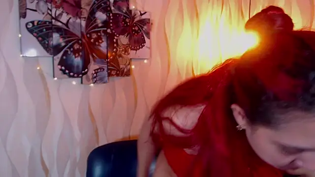 Snapshot of IsabelaLatina chatting on 8, 9, 2025 IsabelaLatina online show from 8, 9, 2025