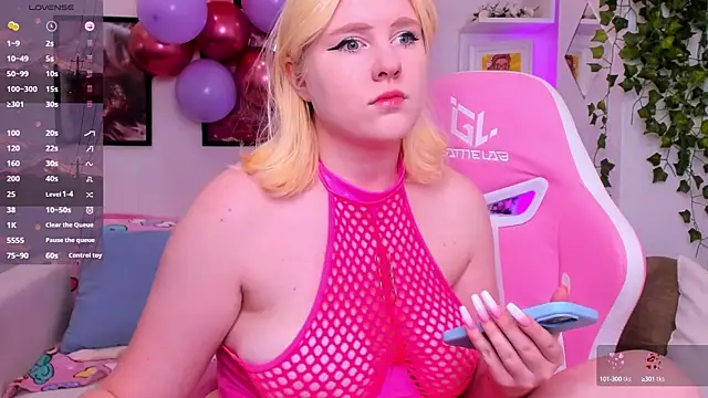 Snapshot of art_lovee chatting on 5, 10, 2025 art lovee online show from 5, 10, 2025