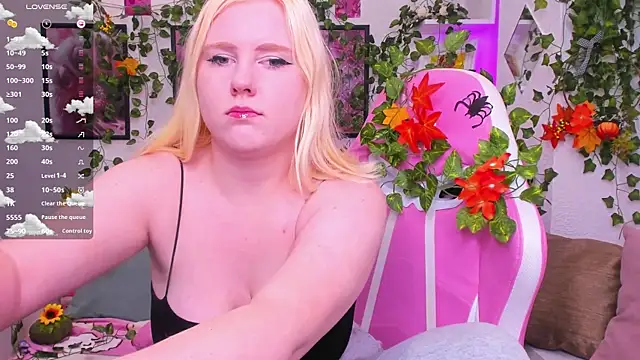 Snapshot of art_lovee chatting on 18, 10, 2025 art lovee online show from 18, 10, 2025