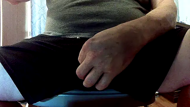 Snapshot of Auger chatting on 5, 10, 2025 Auger online show from 5, 10, 2025