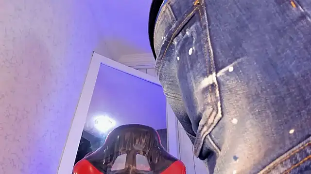 Snapshot of DominicSccott chatting on 15, 10, 2025 DominicSccott online show from 15, 10, 2025