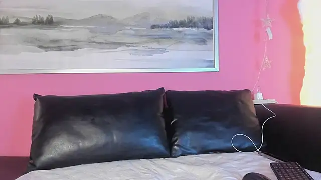 Snapshot of Tiffanysurez_ chatting on 8, 10, 2025 Tiffanysurez online show from 8, 10, 2025