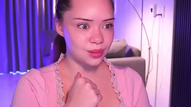 Snapshot of VixenMia chatting on 2, 10, 2025 VixenMia online show from 2, 10, 2025