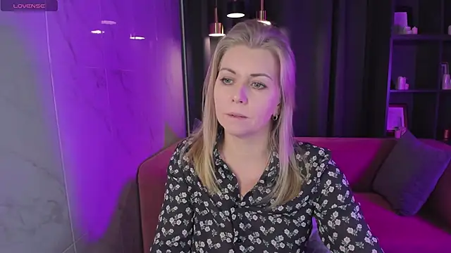 Snapshot of Annie_Light chatting on 17, 12, 2024 Annie Light online show from 17, 12, 2024