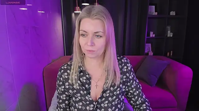 Snapshot of Annie_Light chatting on 17, 12, 2024 Annie Light online show from 17, 12, 2024