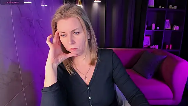 Snapshot of Annie_Light chatting on 11, 2, 2025 Annie Light online show from 11, 2, 2025