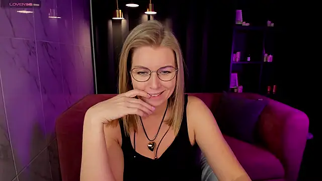 Snapshot of Annie_Light chatting on 28, 2, 2025 Annie Light online show from 28, 2, 2025