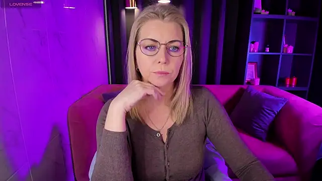 Snapshot of Annie_Light chatting on 3, 3, 2025 Annie Light online show from 3, 3, 2025