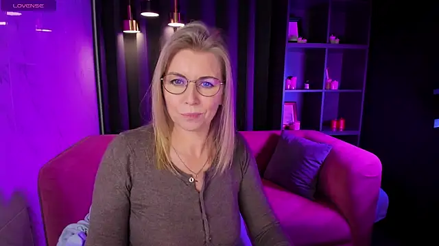 Snapshot of Annie_Light chatting on 3, 3, 2025 Annie Light online show from 3, 3, 2025