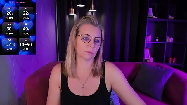 Snapshot of Annie_Light chatting on 4, 3, 2025 Annie Light online show from 4, 3, 2025