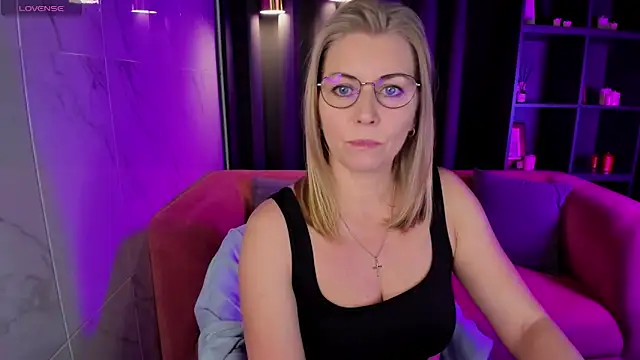 Snapshot of Annie_Light chatting on 7, 3, 2025 Annie Light online show from 7, 3, 2025