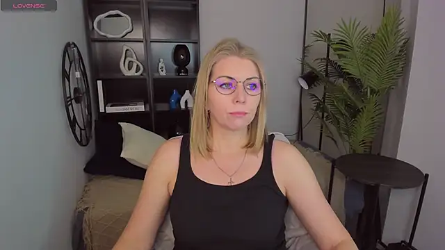 Snapshot of Annie_Light chatting on 21, 3, 2025 Annie Light online show from 21, 3, 2025