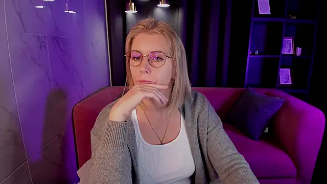 Snapshot of Annie_Light chatting on 12, 9, 2025 Annie Light online show from 12, 9, 2025