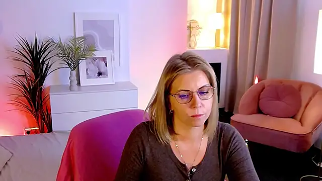 Snapshot of Annie_Light chatting on 30, 9, 2025 Annie Light online show from 30, 9, 2025