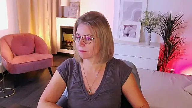 Snapshot of Annie_Light chatting on 5, 10, 2025 Annie Light online show from 5, 10, 2025