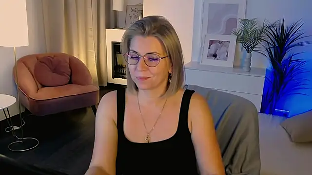 Snapshot of Annie_Light chatting on 7, 10, 2025 Annie Light online show from 7, 10, 2025