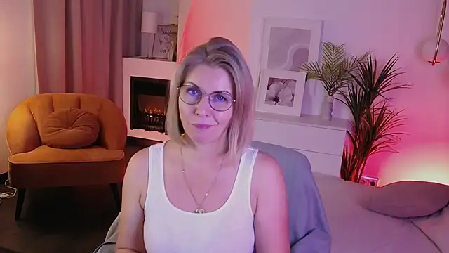 Snapshot of Annie_Light chatting on 15, 10, 2025 Annie Light online show from 15, 10, 2025