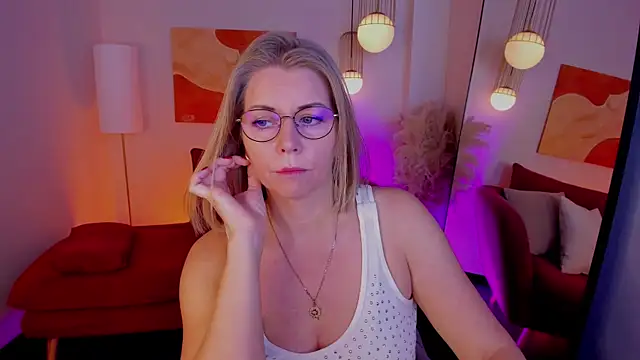 Snapshot of Annie_Light chatting on 14, 11, 2025 Annie Light online show from 14, 11, 2025