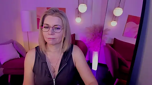 Snapshot of Annie_Light chatting on 25, 11, 2025 Annie Light online show from 25, 11, 2025