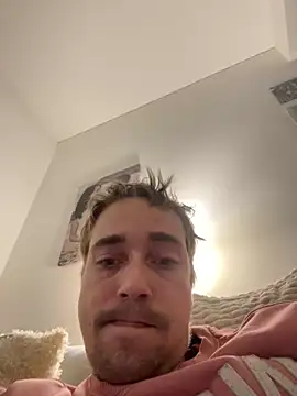 Snapshot of SweetBoy32 chatting on 16, 12, 2024 SweetBoy32 online show from 16, 12, 2024