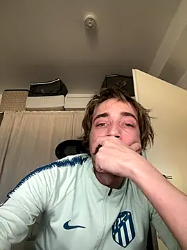 Snapshot of SweetBoy32 chatting on 15, 12, 2025 SweetBoy32 online show from 15, 12, 2025