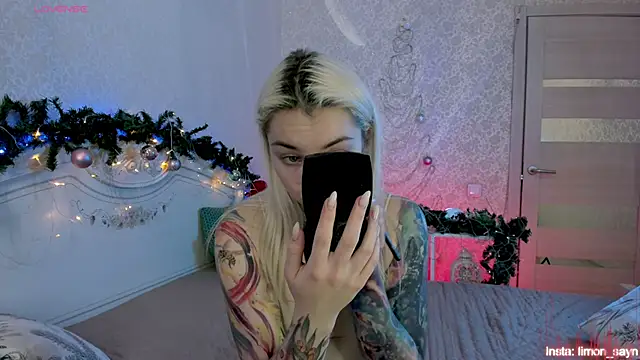 LillyMoure  online show from 15, 12, 2025