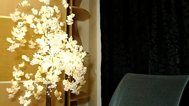 Snapshot of Mika_Gold chatting on 25, 12, 2024 Mika Gold online show from 25, 12, 2024