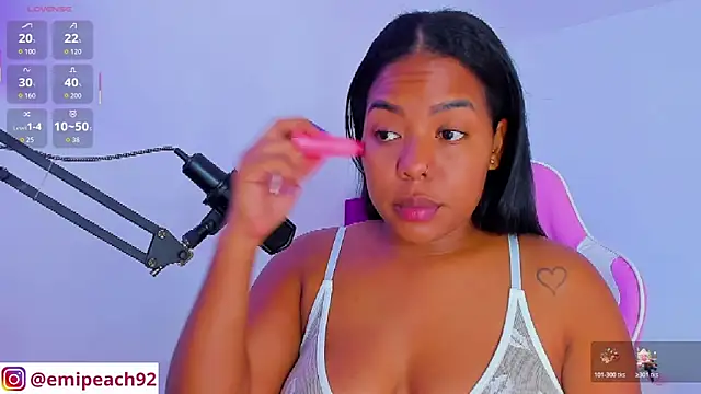 Snapshot of samanthaabloom chatting on 6, 11, 2025 samanthaabloom online show from 6, 11, 2025