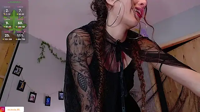 Snapshot of VickyJackson_ chatting on 18, 12, 2025 VickyJackson online show from 18, 12, 2025