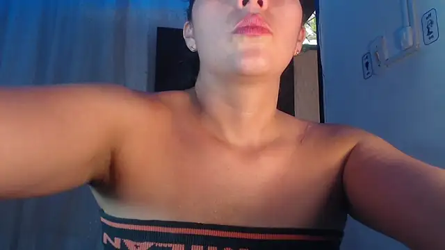 DaMikaela  online show from 18, 1, 2025