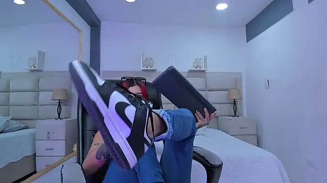 Snapshot of CinthiaCollins chatting on 18, 11, 2025 CinthiaCollins online show from 18, 11, 2025