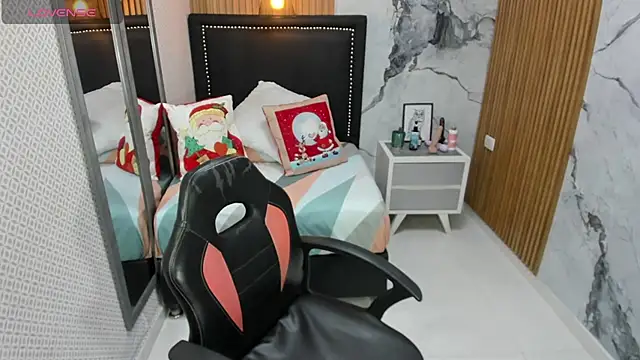 Snapshot of LORENADAVIES chatting on 25, 11, 2025 LORENADAVIES online show from 25, 11, 2025