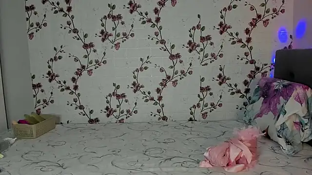 Snapshot of Alisagold90 chatting on 13, 10, 2025 Alisagold90 online show from 13, 10, 2025