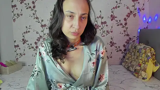 Snapshot of Alisagold90 chatting on 29, 10, 2025 Alisagold90 online show from 29, 10, 2025