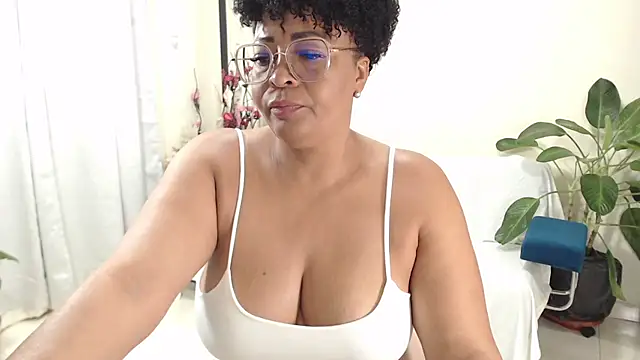 Snapshot of AmbarSofhia chatting on 18, 2, 2025 AmbarSofhia online show from 18, 2, 2025