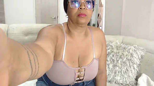 Snapshot of AmbarSofhia chatting on 22, 10, 2025 AmbarSofhia online show from 22, 10, 2025