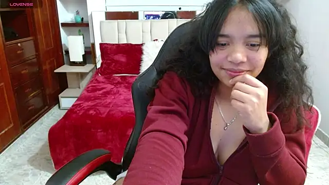 Snapshot of laureentt_ chatting on 4, 2, 2025 laureentt online show from 4, 2, 2025