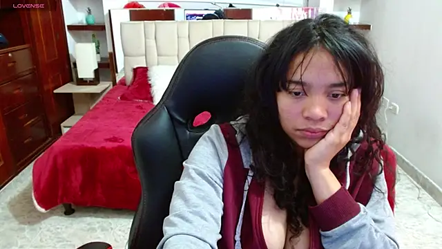 Snapshot of laureentt_ chatting on 4, 3, 2025 laureentt online show from 4, 3, 2025