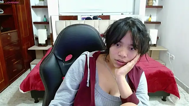 Snapshot of laureentt_ chatting on 17, 3, 2025 laureentt online show from 17, 3, 2025