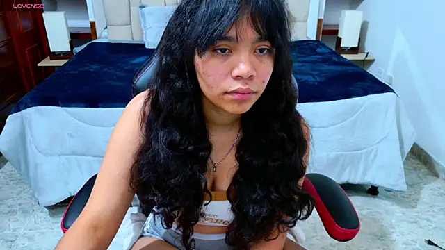 Snapshot of laureentt_ chatting on 18, 10, 2025 laureentt online show from 18, 10, 2025