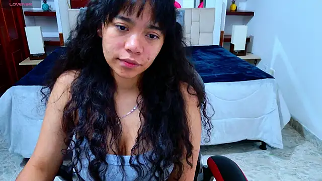 Snapshot of laureentt_ chatting on 24, 10, 2025 laureentt online show from 24, 10, 2025