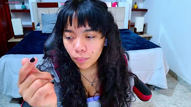 Snapshot of laureentt_ chatting on 25, 10, 2025 laureentt online show from 25, 10, 2025