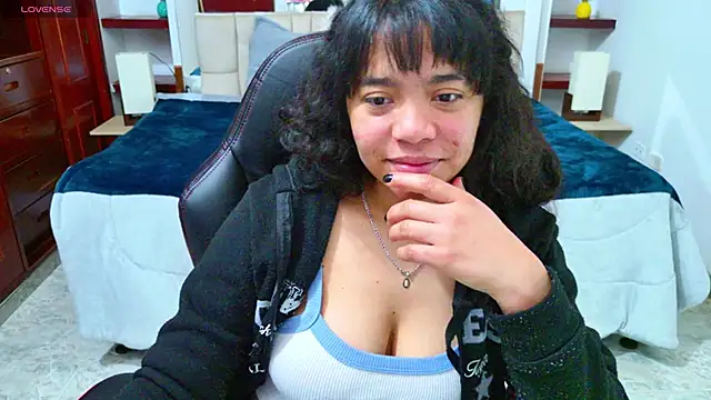 Snapshot of laureentt_ chatting on 30, 10, 2025 laureentt online show from 30, 10, 2025