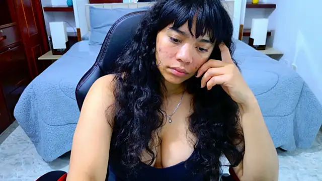 Snapshot of laureentt_ chatting on 5, 11, 2025 laureentt online show from 5, 11, 2025